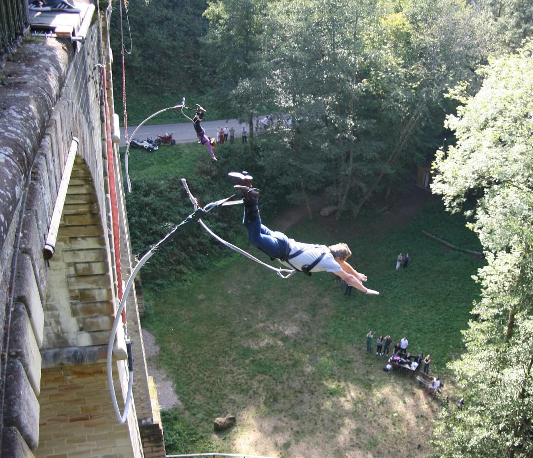 Saut à l'élastique Spécialiste du saut à l'élastique Ou sauter à l'élastique d'un pont ou Saut à l'élastique Spécialiste du saut à l'élastique Ou sauter à l'élastique d'un pont ou